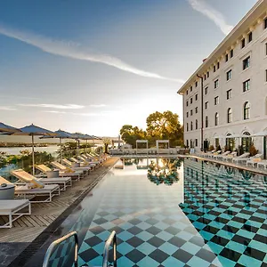 https://brown-beach-house-design-hotel.hotels-in-trogir.com